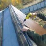 Как крепить профнастил на крыше