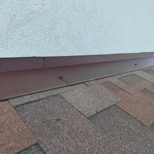 Планка примикання покрівлі до стіни для бітумної черепиці 2м. Планка примикання покрівлі до стіни для бітумної черепиці 2м.