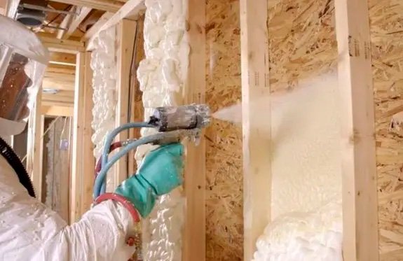 Теплоізоляція даху за допомогою піноізолу