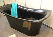 Кольорова акрилова ванна може стати яскравою плямою у ванній кімнаті.