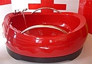 Кольорова акрилова ванна сміливо виглядає у звичному інтер'єрі